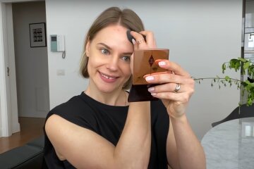 Anwendung von Makeup. Quelle: Screenshot YouTube