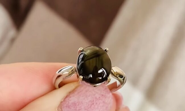 Junge Frau kaufte auf einem Straßenmarkt einen Ring mit einem riesigen Stein für ein paar Euro: Der Juwelier riet, den "Stein" zu überprüfen