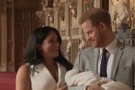 Meghan Markle und Prinz Harry mit dem Baby. Quelle: Youtube Screenshot