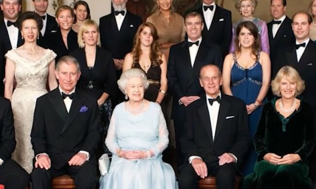 Im Kreis zahlreicher Verwandter. Quelle: Screenshot YouTube