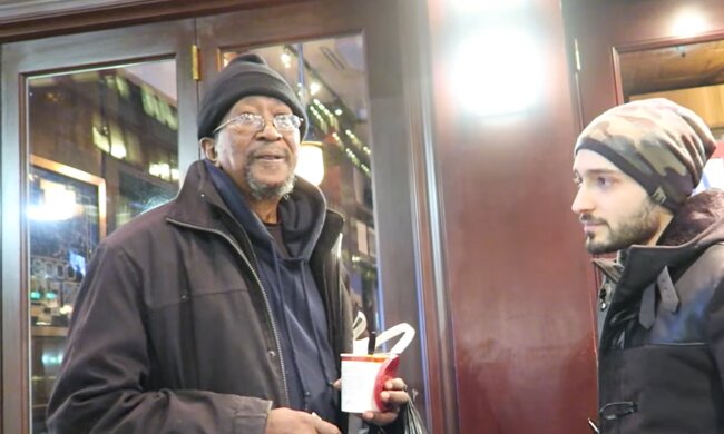 Ein obdachloser Mann in einem Cafe. Quelle: YouTube Screenshot