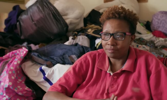 Die Sauberkeitsfanatikerin im chaotischen Zuhause. Quelle: Youtube Screenshot