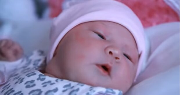 Ein neugeborenes Baby. Quelle: Youtube Screenshot