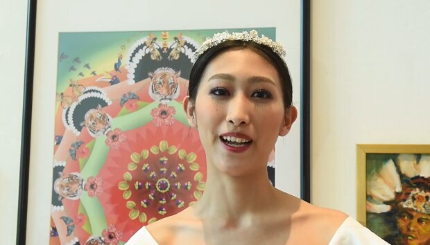 Xihn während des ersten Schönheitswettbewerbs. Quelle: YouTube Screenshot