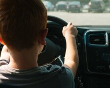 Ein echter Retter: ein elfjähriger Junge setzte sich hinter das Steuer eines Autos und brachte seine Großmutter nach Hause