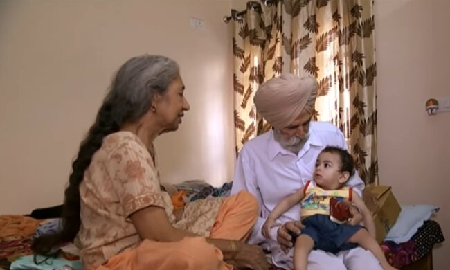 Daljinder Kaur mit ihrem Mann und ihrem Sohn. Quelle: Screenshot Youtube