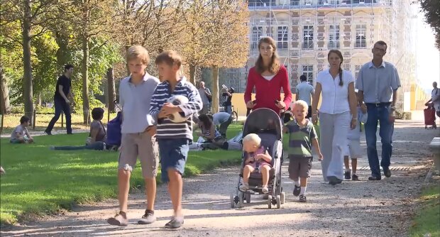 „Kindergeld reicht uns: mit klugem Sparen und Zusammenhalt“