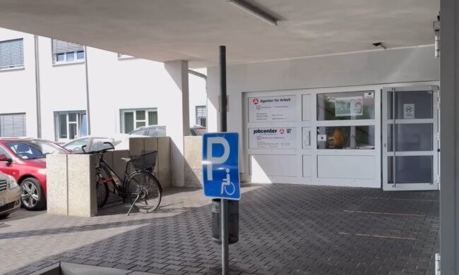 Arbeitslosigkeit fällt, Investitionen stagnieren. Quelle: Youtube Screenshot