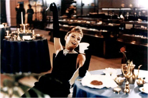 Die Geschichte von Audrey Hepburns legendärem schwarzen Kleid von Breakfast at Tiffany’s