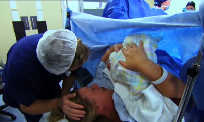 Wie eine ältere  Mutter lebt, die ihre Tochter im Alter von 60 Jahren zur Welt brachte