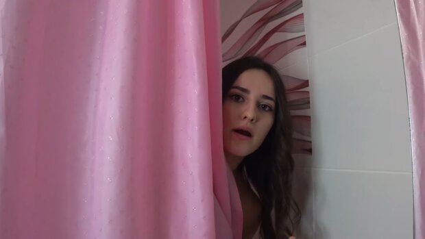 Eine Frau unter der Dusche. Quelle: Youtube Screenshot