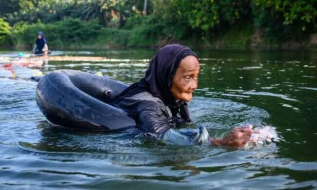 3 km Schwimmen 80 alte Frauen, die zu alt sind, um Trinkwasser zu holen