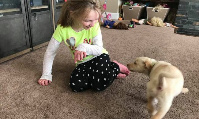 Ein 11-jähriges Mädchen, das den größten Teil ihres Lebens auf den Knien verbrachte, machte noch ihre ersten Schritte