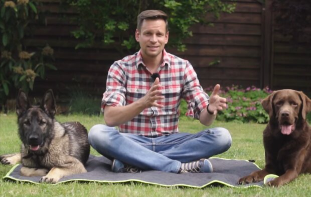 Ein Mann mit seinen Hunden. Quelle: YouTube Screenshot