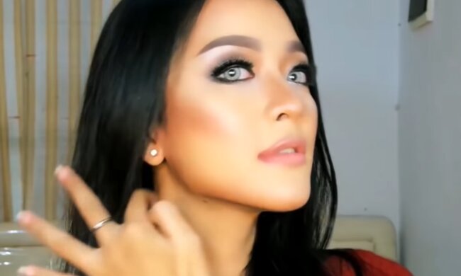 Frau mit Make-Up. Quelle: Screenshot Youtube