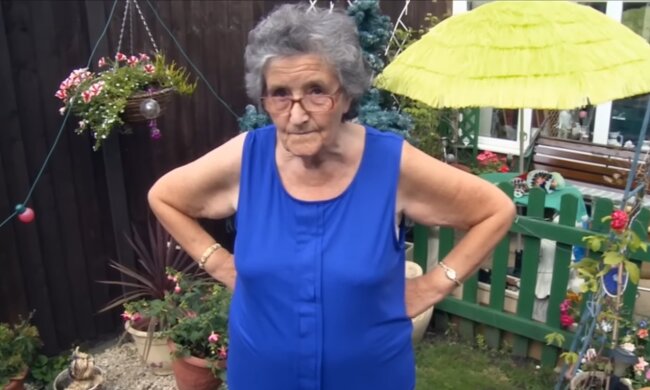 Die Neugierige Nachbarin. Quelle: Youtube Screenshot