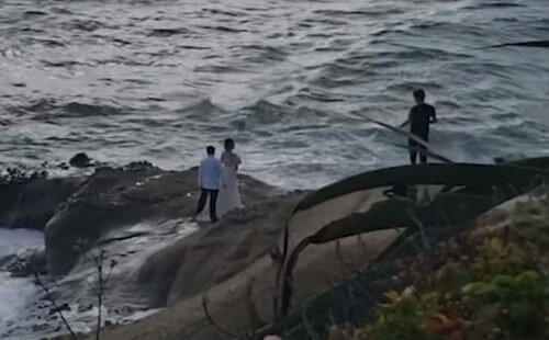 Während eines Hochzeitsfoto-Shootings wurden die jungen Ehepartner von einer Welle weggespült