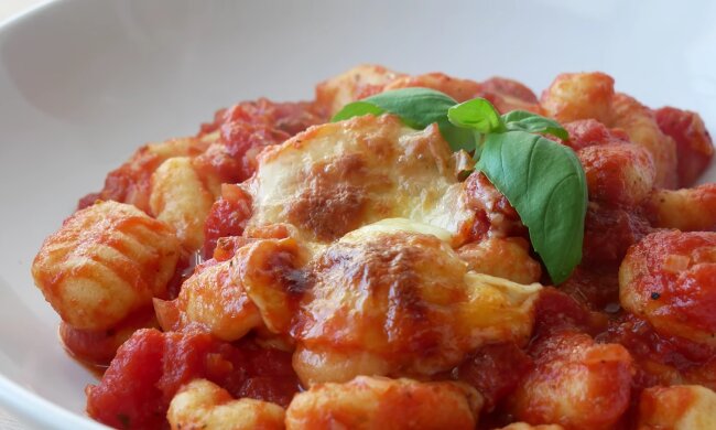 "Lieblingsfrühstück": Gnocchi mit Spinat und Tomatensauce