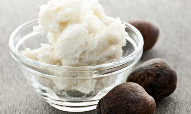 Wie man Sheabutter für schwaches und feines Haar aufträgt