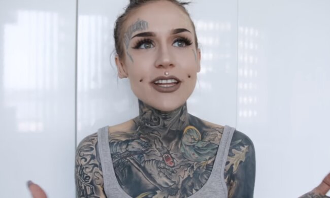 Frau und Tatto. Quelle: Screenshot YouTube