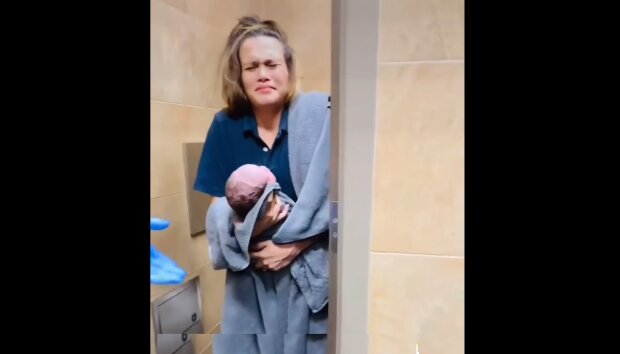 Caitlin und ihr Sohn. Quelle: YouTube Screenshot