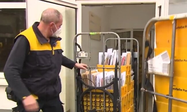 Postbote liefert die Post. Quelle: Screenshot Youtube