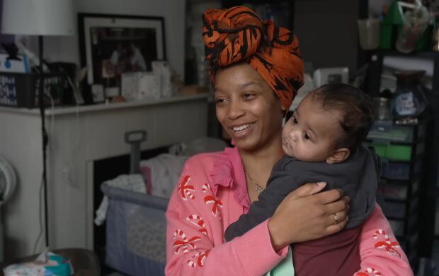 Emiras Alltag mit Kindergeld. Quelle: Youtube Screennshot