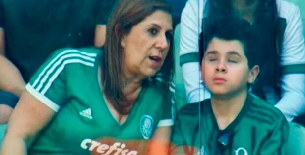 Mama brachte ihren Sohn, der schlecht sieht, ins Stadion und kommentierte das Spiel auf dem Spielfeld