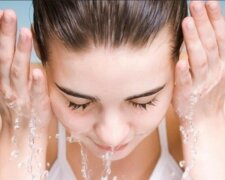 Wie man sich das Gesicht wäscht, um eine perfekte Haut zu haben: Regel von 60 Sekunden