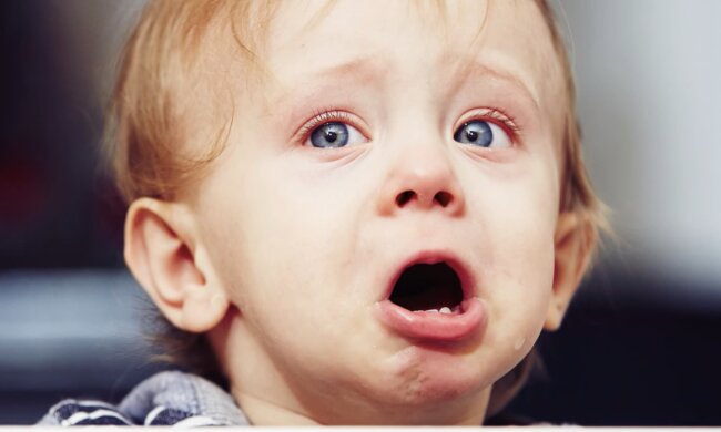 Das Verhalten des Kindes erschöpft die Mutter. Quelle: Screenshot YouTube