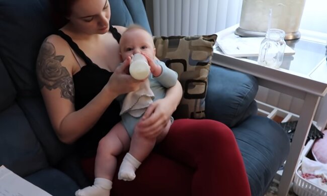 Fütterung des Babys. Quelle: Youtube Screenshot