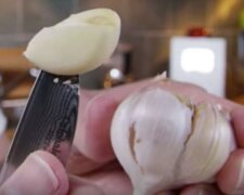 Wie man Zwiebeln ohne Messer und Brett schneidet: Tricks, die jede Hausfrau kennen sollte