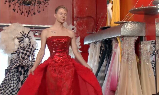 Mann in einem Kleid. Quelle:  Youtube Screenshot