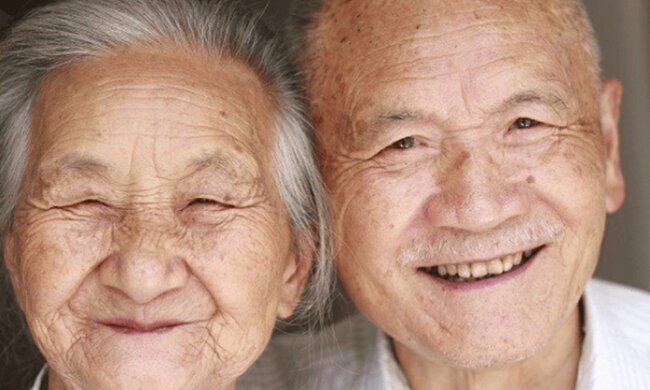 Mutter ist 66, Vater ist 68: Ältere Eltern fanden dank Zeitungsanzeige ein neues Zuhause