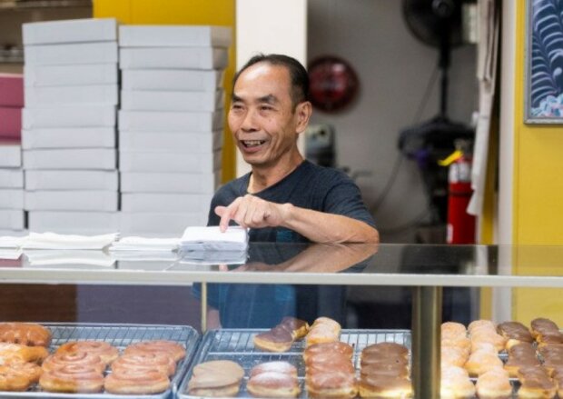 Wie die Leute anfingen, Donuts vom Verkäufer abzukaufen, damit er früh nach Hause zurückkehrte