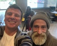 „Gutes kommt immer wieder zurück“: Ein obdachloser Mann gab das letzte Geld aus, um einer Person zu helfen, und erhielt eine Belohnung