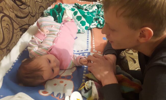 Vater mit seiner kleinen Tochter. Quelle: Screenshot Youtube