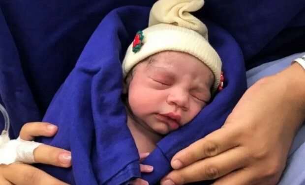 "Neues Leben": ein gesundes Mädchen wurde dank der Gebärmutter der Spenderin geboren, die aus der Welt ging