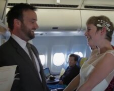 Eine Hochzeit im Flugzeug. Quelle: Screenshot