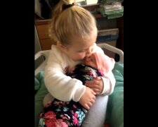 "Ich lasse dich nicht los": Ein dreijähriges Mädchen trifft zum ersten Mal seine Schwester