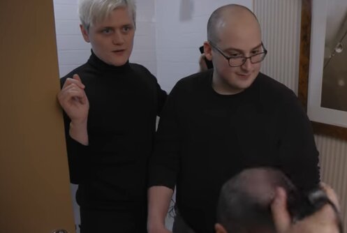 Der schüchterne Junge wollte zu einem Treffen mit Klassenkameraden nicht gehen und schickte zur Party seinen Doppelgänger