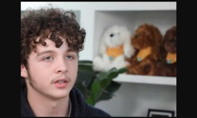 Ein einsamer Mann adoptierte einen 13-jährigen Jungen, nachdem die Pflegeeltern ihn verlassen hatten