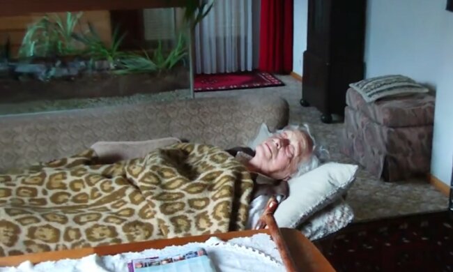 Ein ungewöhnlicher Vorfall mit einer Rentnerin. Quelle: Screenshot YouTube