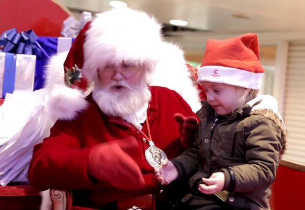 Ein dreijähriges Mädchen kann nicht sprechen, aber es möchte unbedingt mit dem Weihnachtsmann sprechen: Der Weihnachtsmann fand einen Ausweg