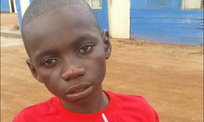 Ein obdachloser Junge beging eine selbstlose Tat und fand eine Familie