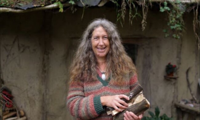 Außerhalb der Zivilisation: Eine Frau, die in einem abgelegenen Wald lebt, zeigte ihre Hütte von innen