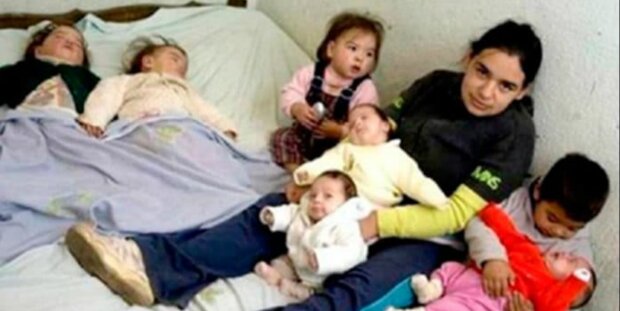 Mit 17 Jahren hatte die junge Frau bereits sieben Kinder: Wie die jüngste Mutter mit vielen Kindern lebt
