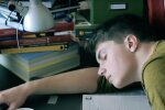 Schlaf im Büro. Quelle: Screenshot YouTube