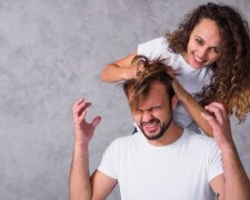 Ein Mädchen wusch ihrem Freund zum ersten Mal seit 6 Jahren die Haare: und das ist mit ihnen passiert