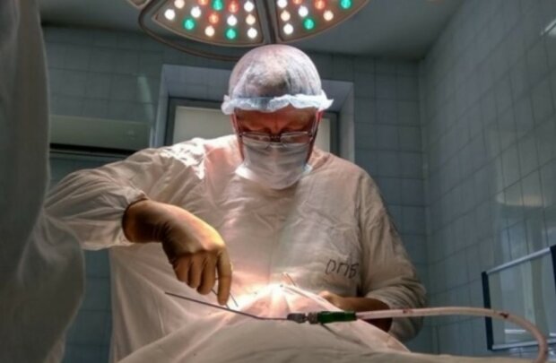 Arzt ohne Urlaub: der Chirurg führt kontinuierlich kostenlose Operationen für Kinder auf der ganzen Welt durch